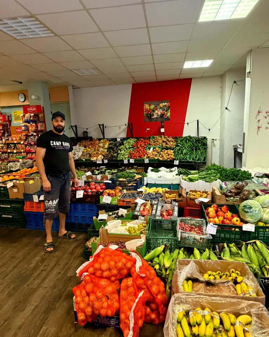 Im Laden vor dem großen Obst- und Gemüsestand
