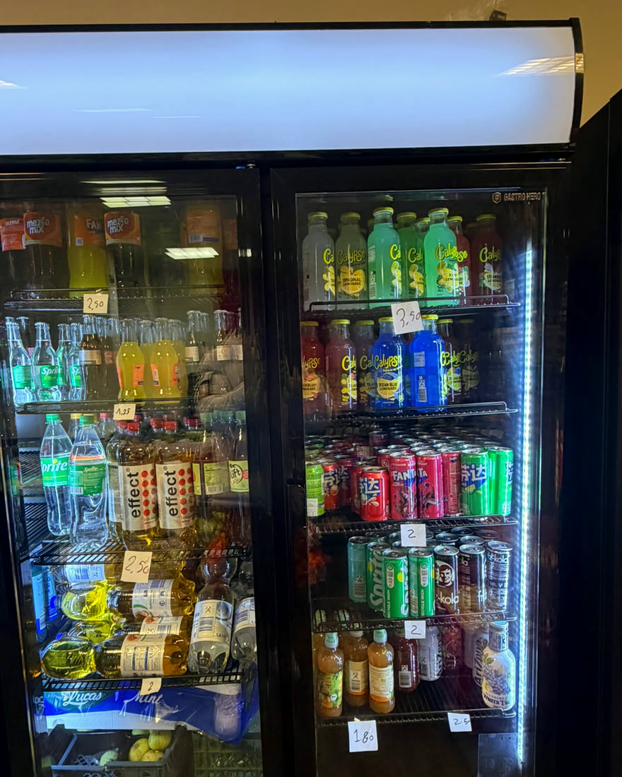 Gekühlte Limonaden und Softdrinks im Kühlschrank