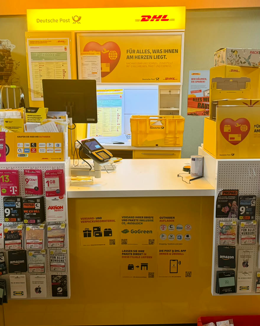 Der gelbe Schalter von Deutsche Post und DHL im Laden